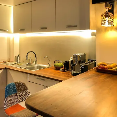 Апартаменты Charming House, Calm Garden In The Center Of